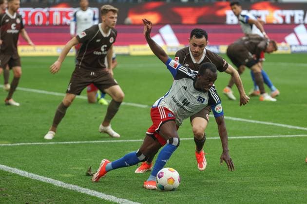 2 Bundesliga Hamburger SV FC St Pauli on 03 05 2024 at Volksparkstadion in Hamburg Jean Luc Dompe Hamburger SV 27 vs Manolis Saliakas St Pauli 2 MH