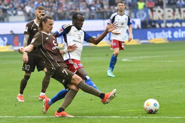 GER 2 FBL,, Hamburger SV vs FC St Pauli 03 05 2024, Volksparkstadion, Hamburg, GER 2 FBL, Hamburger SV vs FC St Pauli in the picture Jackson Irvine Pauli 07 tries to assert himself against Jean Luc Dompe Hamburg 27 nordphotoxGmbH xWitke nph00002