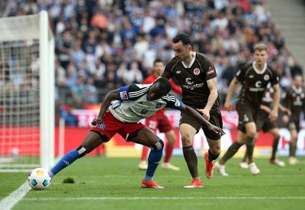 03 05 2024, Soccer 2 Bundesliga 2023 2024, Matchday 32, Hamburger SV FC St Pauli , at Volksparkstadion Hamburg L R Jean Luc Dompe Hamburg vs Manolis Saliakas FC St Pauli DFL and DFB regulations prohibit any use of photographs as image sequences and or quasi video