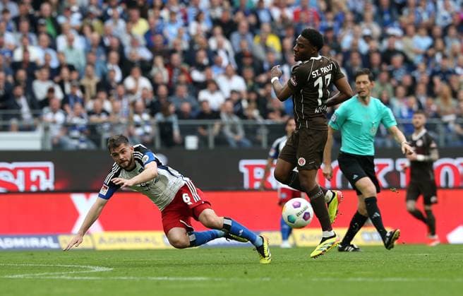 03 05 2024, Soccer 2 Bundesliga 2023 2024, Matchday 32, Hamburger SV FC St Pauli , at Volksparkstadion Hamburg L R Lukasz Poreba Hamburg vs Oladapo Afolayan FC St Pauli DFL and DFB regulations prohibit any use of photographs as image sequences and or quasi video