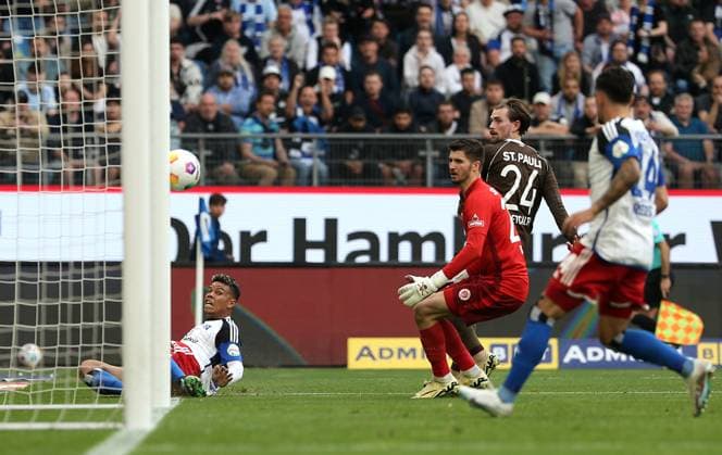 03 05 2024, Soccer 2 Bundesliga 2023 2024, Matchday 32, Hamburger SV FC St Pauli , at Volksparkstadion Hamburg Ransford Yeboah Königsdörffer Hamburg only hits the goalpost DFL and DFB regulations prohibit any use of photographs as image sequences and or quasi video