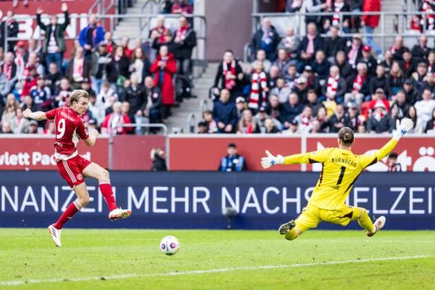 2 Soccer Bundesliga Fortuna Düsseldorf 1895 1 FC Nürnberg 03 05 2024 Vincent Vermeij Fortuna Düsseldorf, 9 shoots the 2 0, Carl Klaus 1 FC Nürnberg, 1 has no chance 2 Soccer Bundesliga Fortuna Düsseldorf 1895 1 FC Nürnberg, Düsseldorf, Merkur Spiel Arena DFL REGULATIONS PROHIBIT ANY USE OF PHOTOGRAPHS AS IMAGE SEQUENCES AND OR QUASI VIDEO Copyright: xBEAUTIFULxSPORTS Wunderlx