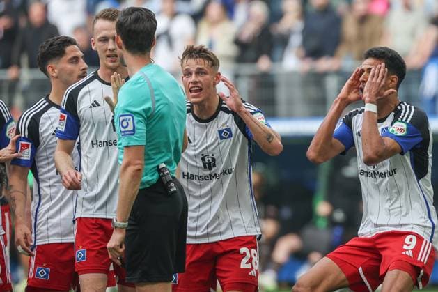 2 Bundesliga Hamburger SV FC St Pauli on 03 May 2024 at Volksparkstadion in Hamburg Sebastian Schonlau Hamburger SV 4 , Miro Muheim Hamburger SV 28 and Robert Glatzel Hamburger SV 9 discuss with the referee about the disallowed goal of Robert Glatzel Hamburger SV 9 because of a foul MH