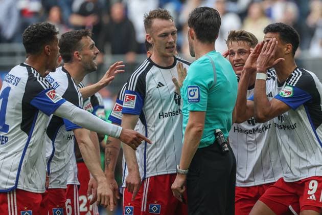 2 Bundesliga Hamburger SV FC St Pauli on 03 May 2024 at Volksparkstadion in Hamburg Sebastian Schonlau Hamburger SV 4 , Miro Muheim Hamburger SV 28 and Robert Glatzel Hamburger SV 9 discuss with the referee about the disallowed goal of Robert Glatzel Hamburger SV 9 because of a foul MH