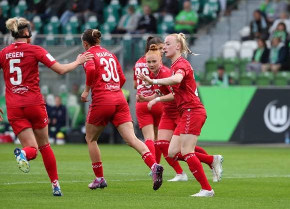 VfL vs Köln, BL Frauen Wolfsburg, 03 05 2024, FUßBALL VfL Wolfsburg vs 1 FC Köln, Google Pixel Frauen Bundesliga, Saison 2023 24 Anna Gerhardt Köln cheers with the team after her goal to make it 4 1 Wolfsburg