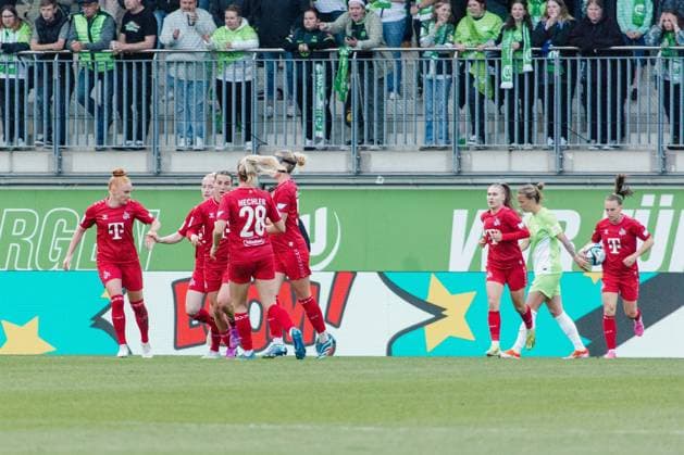 Wolfsburg, Germany 03 May 2024 1 BL Women 2023 2024 VfL Wolfsburg vs 1 FC Köln In the picture Jasmin Pal Koeln cheers with her teammates after her goal for 4 1, DFB regulations prohibit any use of photographs as image sequences and or quasi video AOK Stadion Niedersachsen Copyright: xFotostandx xNiewelerx