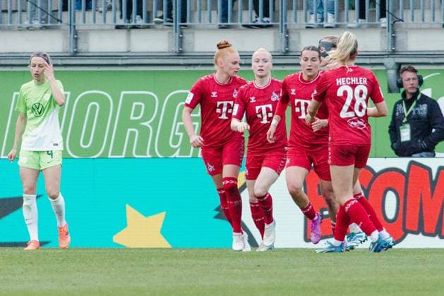 Wolfsburg, Germany 03 May 2024 1 BL Women 2023 2024 VfL Wolfsburg vs 1 FC Köln In the picture Jasmin Pal Koeln cheers with her teammates after her goal for 4 1, DFB regulations prohibit any use of photographs as image sequences and or quasi video AOK Stadion Niedersachsen Copyright: xFotostandx xNiewelerx