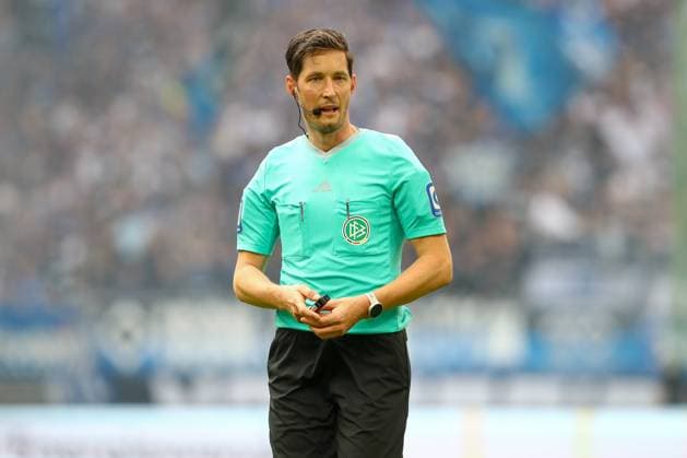 03 05 2024, xtgx, Fußball 2 Bundesliga, Hamburger SV FC St Pauli emspor, v l Schiedsrichter, Schiri, referee Dr Matthias Jöllenbeck DFL DFB REGULATIONS PROHIBIT ANY USE OF PHOTOGRAPHS as IMAGE SEQUENCES and or QUASI VIDEO Hamburg