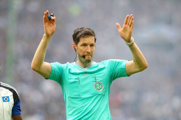 03 05 2024, xtgx, Fussball 2 Bundesliga, Hamburger SV FC St Pauli emspor, v l Schiedsrichter, Schiri, referee Dr Matthias Jöllenbeck gibt Anweisungen, gestikuliert mit den Armen, gesticulate, gives instructions DFL DFB REGULATIONS PROHIBIT ANY USE OF PHOTOGRAPHS as IMAGE SEQUENCES and or QUASI VIDEO Hamburg