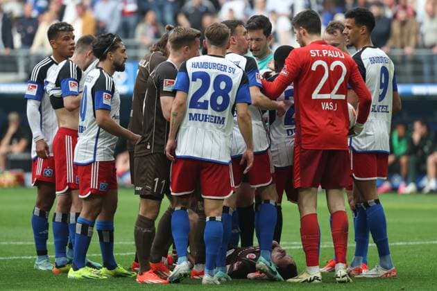 2 Bundesliga Hamburger SV FC St Pauli on 03 05 2024 at Volksparkstadion in Hamburg Scuffle between both teams after a foul by Robert Glatzel Hamburger SV 9 on Manolis Saliakas St Pauli 2 MH