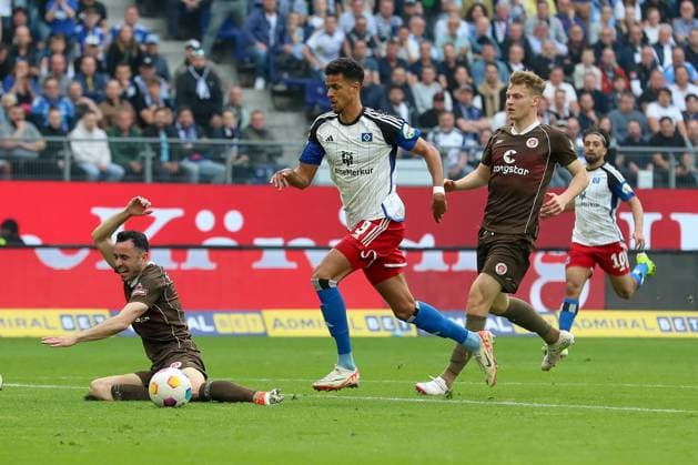 03 05 2024, xtgx, Soccer 2 Bundesliga, Hamburger SV FC St Pauli emspor, v l David Nemeth St Pauli, 4 , Robert Glatzel HSV, 9 , Jonas Meffert HSV, 23 , Sebastian Schonlau HSV, 4 , Jackson Irvine St Pauli, 7 discuss with referee, referee, referee Dr Matthias Jöllenbeck DFL DFB REGULATIONS PROHIBIT ANY USE OF PHOTOGRAPHS as IMAGE SEQUENCES and or QUASI VIDEO Hamburg