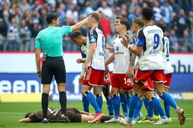 03 05 2024, xtgx, Soccer 2 Bundesliga, Hamburger SV FC St Pauli emspor, v l players from HSV discuss with referee, referee Dr Matthias Jöllenbeck DFL DFB REGULATIONS PROHIBIT ANY USE OF PHOTOGRAPHS as IMAGE SEQUENCES and or QUASI VIDEO Hamburg