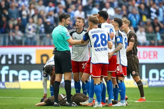 03 05 2024, xtgx, Soccer 2 Bundesliga, Hamburger SV FC St Pauli emspor, v l players from HSV discuss with referee, referee Dr Matthias Jöllenbeck DFL DFB REGULATIONS PROHIBIT ANY USE OF PHOTOGRAPHS as IMAGE SEQUENCES and or QUASI VIDEO Hamburg