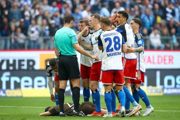 03 05 2024, xtgx, Soccer 2 Bundesliga, Hamburger SV FC St Pauli emspor, v l players from HSV discuss with referee, referee Dr Matthias Jöllenbeck DFL DFB REGULATIONS PROHIBIT ANY USE OF PHOTOGRAPHS as IMAGE SEQUENCES and or QUASI VIDEO Hamburg