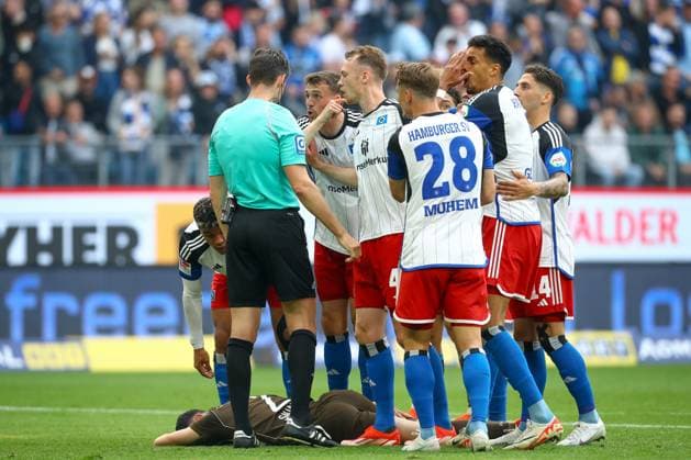 03 05 2024, xtgx, Soccer 2 Bundesliga, Hamburger SV FC St Pauli emspor, v l players from HSV discuss with referee, referee Dr Matthias Jöllenbeck DFL DFB REGULATIONS PROHIBIT ANY USE OF PHOTOGRAPHS as IMAGE SEQUENCES and or QUASI VIDEO Hamburg