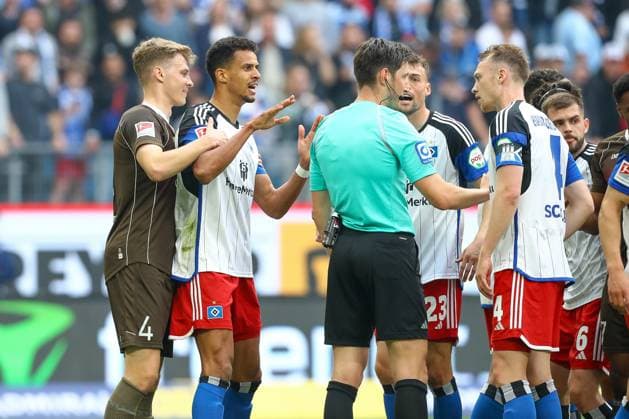 03 05 2024, xtgx, Football 2 Bundesliga, Hamburger SV FC St Pauli emspor, v l David Nemeth St Pauli, 4 , Robert Glatzel HSV, 9 , Jonas Meffert HSV, 23 , Sebastian Schonlau HSV, 4 discuss with referee, referee, referee Dr Matthias Jöllenbeck DFL DFB REGULATIONS PROHIBIT ANY USE OF PHOTOGRAPHS as IMAGE SEQUENCES and or QUASI VIDEO Hamburg