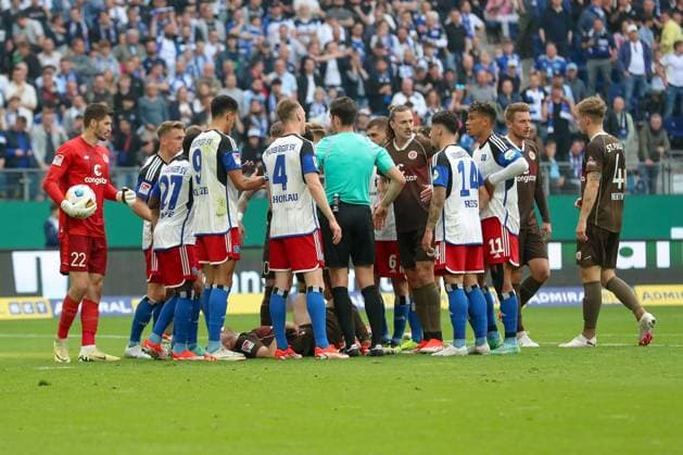 03 05 2024, xtgx, Soccer 2 Bundesliga, Hamburger SV FC St Pauli emspor, v l David Nemeth St Pauli, 4 , Robert Glatzel HSV, 9 , Jonas Meffert HSV, 23 , Sebastian Schonlau HSV, 4 , Jackson Irvine St Pauli, 7 discuss with referee, referee, referee Dr Matthias Jöllenbeck DFL DFB REGULATIONS PROHIBIT ANY USE OF PHOTOGRAPHS as IMAGE SEQUENCES and or QUASI VIDEO Hamburg