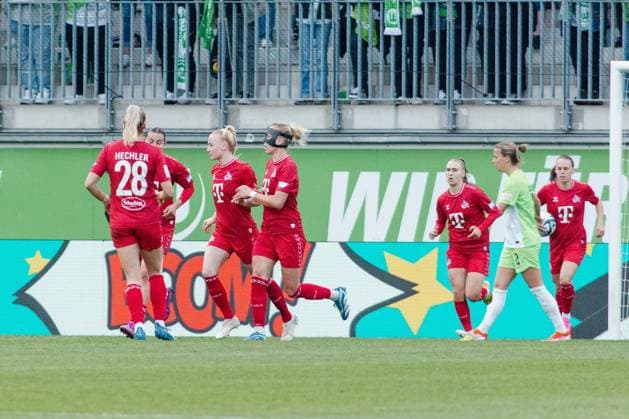 Wolfsburg, Germany 03 May 2024 1 BL Women 2023 2024 VfL Wolfsburg vs 1 FC Köln In the picture Jasmin Pal Koeln cheers with her teammates after her goal for 4 1, DFB regulations prohibit any use of photographs as image sequences and or quasi video AOK Stadion Niedersachsen Copyright: xFotostandx xNiewelerx
