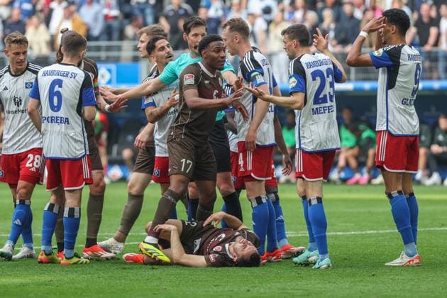 2 Bundesliga Hamburger SV FC St Pauli on 03 05 2024 at Volksparkstadion in Hamburg Scuffle between both teams after a foul by Robert Glatzel Hamburger SV 9 on Manolis Saliakas St Pauli 2 MH
