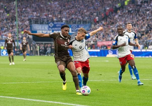 Soccer, Men, Season 2023 2024, 2 Bundesliga 32 Matchday , Hamburger SV FC St Pauli, v l Oladapo Afolayan FC St Pauli , Miro Muheim HSV , Jean Luc Dompe HSV , 03 05 2024, Copyright: xSebastianxRäppold MatthiasxKochx