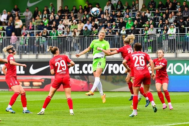 Soccer I Women I Season 2023 2024 I Bundesliga I Matchday 20 I VfL Wolfsburg 1 FC Köln I 03 05 2024 Alexandra Popp 11, VfL Wolfsburg rises high to head Wolfsburg AOK Stadion Niedersachsen Germany Copyright: xLobeca InesxHähnelx