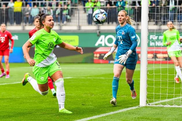 Soccer I Women I Season 2023 2024 I Bundesliga I 20 Matchday I VfL Wolfsburg 1 FC Köln I 03 05 2024 Lena Sophie Oberdorf 5, VfL Wolfsburg does not reach the ball in time before the goal line, luck for Jasmin Pal 1, 1 FC Köln, Goalkeeper Wolfsburg AOK Stadion Niedersachsen Germany Copyright: xLobeca InesxHähnelx
