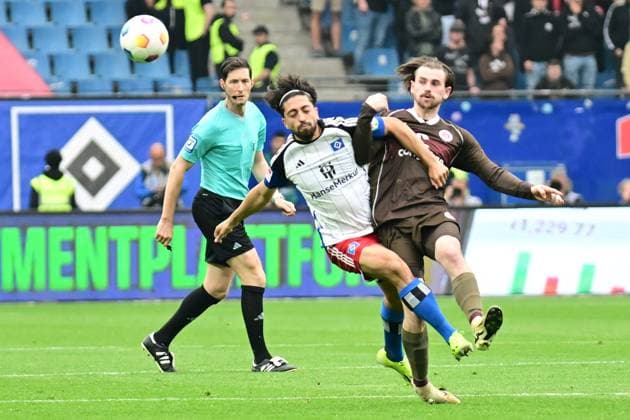 Soccer I Men I 2023 2024 I 2 Bundesliga I 32 Matchday I Hamburger SV FC St Pauli I 3 5 2024 Duel Immanuel Pherai 10, Hamburger SV and Connor Metcalfe 24, FC St Pauli Hamburg Volksparkstadion Hamburg Germany Copyright: xLobeca AndreasxHannigx