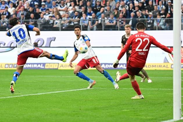 Soccer I Men I 2023 2024 I 2 Bundesliga I 32 Matchday I Hamburger SV FC St Pauli I 3 5 2024 Immanuel Pherai 10, Hamburger SV and Robert Glatzel 9, Hamburger SV press Nikola Vasilj 22, FC St Pauli Hamburg Volksparkstadion Hamburg Germany Copyright: xLobeca AndreasxHannigx