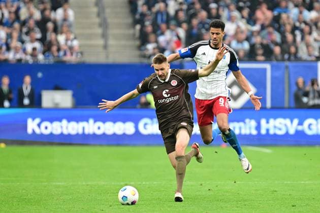Soccer I Men I 2023 2024 I 2 Bundesliga I 32 Matchday I Hamburger SV FC St Pauli I 3 5 2024 Karol Mets 3, FC St Pauli runs Robert Glatzel 9, Hamburger SV the ball Hamburg Volksparkstadion Hamburg Germany Copyright: xLobeca AndreasxHannigx