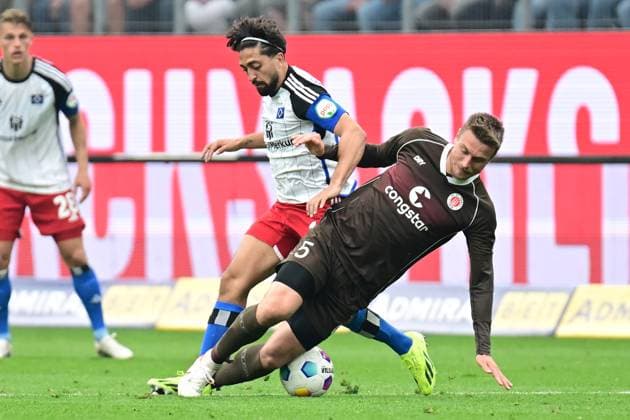 Soccer I Men I 2023 2024 I 2 Bundesliga I 32 Matchday I Hamburger SV FC St Pauli I 3 5 2024 Duel Immanuel Pherai 10, Hamburger SV and Hauke Wahl 5, FC St Pauli Hamburg Volksparkstadion Hamburg Germany Copyright: xLobeca AndreasxHannigx