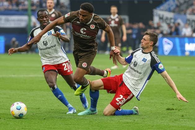 2 Bundesliga Hamburger SV FC St Pauli on 03 05 2024 at Volksparkstadion in Hamburg Oladapo Afolayan St Pauli 17 vs Jean Luc Dompe Hamburger SV 27 and Jonas Meffert Hamburger SV 23 MH