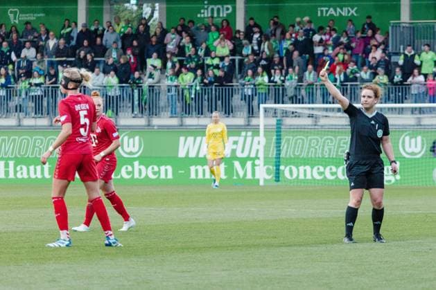 Wolfsburg, Germany 03 May 2024 1 BL Women 2023 2024 VfL Wolfsburg vs 1 FC Köln In the picture Referee Laura Duske shows Celina Degen Koeln the yellow card DFB regulations prohibit any use of photographs as image sequences and or quasi video AOK Stadion Niedersachsen Copyright: xFotostandx xNiewelerx