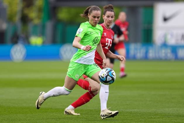 from left Ewa Pajor VfL Wolfsburg, 9 and Sara Agrez 1 FC Köln, 04 in running duel, duel, dynamic, action, action, game scene, THE DFB REGULATIONS PROHIBIT ANY USE OF PHOTOGRAPHS AS IMAGE SEQUENCES AND OR QUASI VIDEO , 03 05 2024, Wolfsburg Germany , Football, Google Pixel Womens Bundesliga, VfL Wolfsburg 1 FC Köln xobx