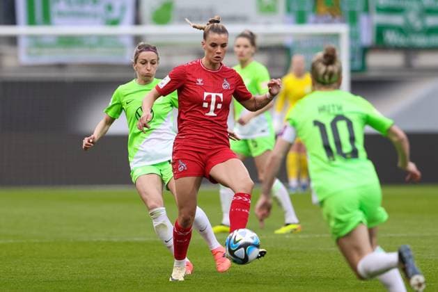 from left Kathrin Hendrich Kathy, VfL Wolfsburg, 4 and Selina Cerci 1 FC Köln, 29 in duel, duel, dynamics, action, action, game scene, THE DFB REGULATIONS PROHIBIT ANY USE OF PHOTOGRAPHS AS IMAGE SEQUENCES AND OR QUASI VIDEO , 03 05 2024, Wolfsburg Germany , Football, Google Pixel Womens Bundesliga, VfL Wolfsburg 1 FC Köln xobx