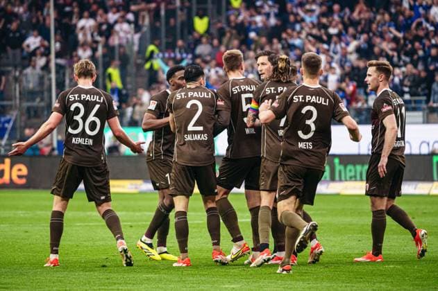 Players FC St Pauli discuss with referee Matthias Joellenbeck GER, Hamburger SV vs FC St Pauli, Football, 2 Bundesliga, Matchday 32, Season 2023 2024, 03 05 2024 DFL REGULATIONS PROHIBIT ANY USE OF PHOTOGRAPHS AS IMAGE SEQUENCES AND OR QUASI VIDEO GER, Hamburger SV vs FC St Pauli, Football, 2 Bundesliga, Matchday 32, Season 2023 2024, 03 05 2024 Hamburg Copyright: xEibner-Pressefoto MarcelxvonxFehrnx EP_MFN