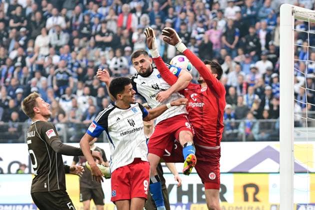 Soccer I Men I 2023 2024 I 2 Bundesliga I Matchday 32 I Hamburger SV FC St Pauli I 3 5 2024 Lukasz Poreba 6, Hamburger SV pressures Nikola Vasilj 22, FC St Pauli no goal after VAR Hamburg Volksparkstadion Hamburg Germany Copyright: xLobeca AndreasxHannigx