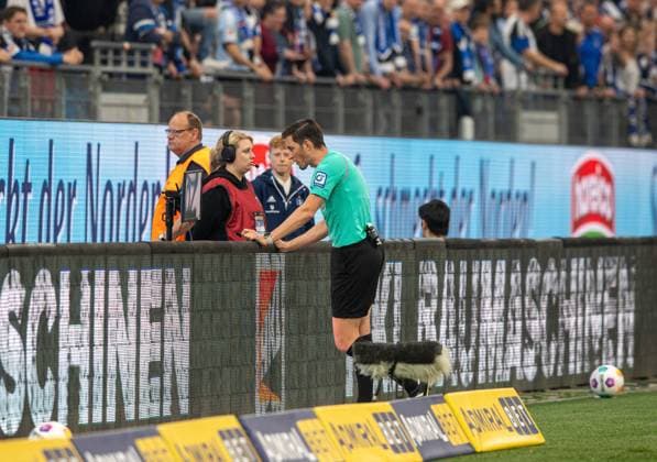 Soccer, Men, Season 2023 2024, 2 Bundesliga 32 Matchday , Hamburger SV FC St Pauli, Referee Dr Matthias Jöllenbeck takes back the goal to 1 0 from Ransdorf Königsdörffer HSV after video evidence, 03 05 2024, Copyright: xSebastianxRäppold MatthiasxKochx