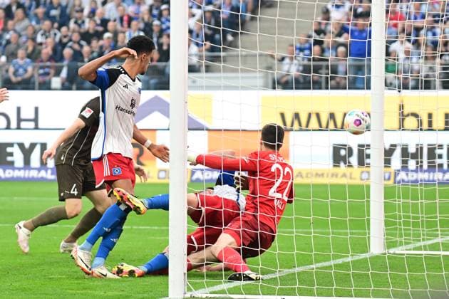 Soccer I Men I 2023 2024 I 2 Bundesliga I 32 Matchday I Hamburger SV FC St Pauli I 3 5 2024 Der Ball Ist drin trotzdem kein Tor Nikola Vasilj 22, FC St Pauli schaut hiunterher Hamburg Volksparkstadion Hamburg Germany Copyright: xLobeca AndreasxHannigx