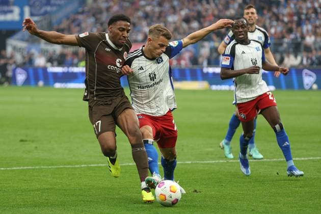 2 Bundesliga Hamburger SV FC St Pauli on 03 05 2024 at Volksparkstadion in Hamburg Oladapo Afolayan St Pauli 17 vs Miro Muheim Hamburger SV 28 MH
