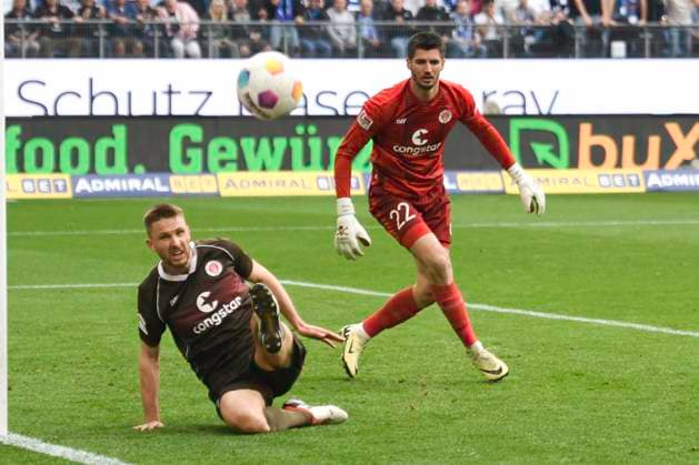 GER 2 FBL,, Hamburger SV vs FC St Pauli 03 05 2024, Volksparkstadion, Hamburg, GER 2 FBL, Hamburger SV vs FC St Pauli in the picture Karol Mets Pauli 03 and goalkeeper Nikola Vasilj Pauli 22 defend a ball nordphotoxGmbH xWitke nph00002