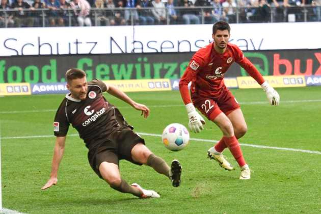 GER 2 FBL,, Hamburger SV vs FC St Pauli 03 05 2024, Volksparkstadion, Hamburg, GER 2 FBL, Hamburger SV vs FC St Pauli in the picture Karol Mets Pauli 03 and goalkeeper Nikola Vasilj Pauli 22 defend a ball nordphotoxGmbH xWitke nph00002