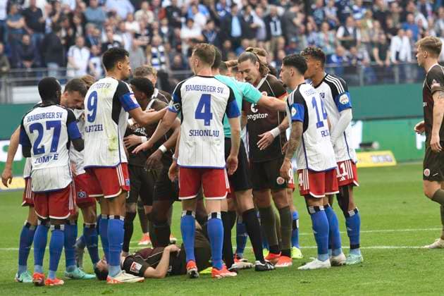 GER 2 FBL,, Hamburger SV vs FC St Pauli 03 05 2024, Volksparkstadion, Hamburg, GER 2 FBL, Hamburger SV vs FC St Pauli in the picture Robert Glatzel Hamburg 09 fouls Manolis Saliakas Pauli 02 and scores a goal A commotion ensues nordphotoxGmbH xWitke nph00002