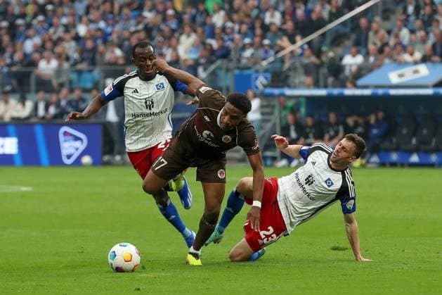 03 05 2024, xtgx, Fußball 2 Bundesliga, Hamburger SV FC St Pauli emspor, v l Jean Luc Dompe HSV, 27 , Oladapo Afolayan St Pauli, 17 , Jonas Meffert HSV, 23 Zweikampf, Duell, Kampf, tackle DFL DFB REGULATIONS PROHIBIT ANY USE OF PHOTOGRAPHS as IMAGE SEQUENCES and or QUASI VIDEO Hamburg