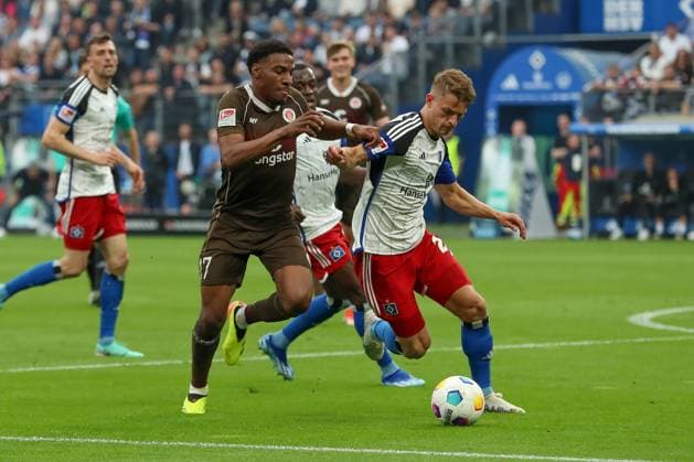 03 05 2024, xtgx, Football 2 Bundesliga, Hamburger SV FC St Pauli emspor, v l Christian Joe Conteh Osnabrueck, 17 , Miro Muheim HSV, 28 duel, duel, fight, tackle DFL DFB REGULATIONS PROHIBIT ANY USE OF PHOTOGRAPHS as IMAGE SEQUENCES and or QUASI VIDEO Hamburg