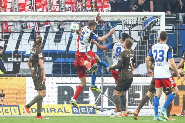 03 05 2024, xtgx, Fußball 2 Bundesliga, Hamburger SV FC St Pauli emspor, v l Nikola Vasilj St Pauli, 22 Parade, haelt den Ball, faengt den Ball, pariert DFL DFB REGULATIONS PROHIBIT ANY USE OF PHOTOGRAPHS as IMAGE SEQUENCES and or QUASI VIDEO Hamburg