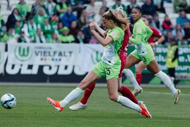Wolfsburg, Germany 03 May 2024 1 BL Women 2023 2024 VfL Wolfsburg vs 1 FC Köln In the picture Vivien Endemann Wolfsburg makes the goal to 5 1 DFB regulations prohibit any use of photographs as image sequences and or quasi video AOK Stadion Niedersachsen Copyright: xFotostandx xNiewelerx