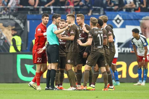 03 05 2024, xtgx, Football 2 Bundesliga, Hamburger SV FC St Pauli emspor, v l Johannes Eggestein St Pauli, 11 , Jackson Irvine St Pauli, 7 discuss with referee, referee, referee Dr Matthias Jöllenbeck DFL DFB REGULATIONS PROHIBIT ANY USE OF PHOTOGRAPHS as IMAGE SEQUENCES and or QUASI VIDEO Hamburg