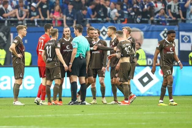 03 05 2024, xtgx, Football 2 Bundesliga, Hamburger SV FC St Pauli emspor, v l Johannes Eggestein St Pauli, 11 , Jackson Irvine St Pauli, 7 discuss with referee, referee, referee Dr Matthias Jöllenbeck DFL DFB REGULATIONS PROHIBIT ANY USE OF PHOTOGRAPHS as IMAGE SEQUENCES and or QUASI VIDEO Hamburg
