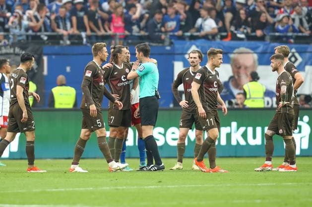 03 05 2024, xtgx, Football 2 Bundesliga, Hamburger SV FC St Pauli emspor, v l Johannes Eggestein St Pauli, 11 , Jackson Irvine St Pauli, 7 discuss with referee, referee, referee Dr Matthias Jöllenbeck DFL DFB REGULATIONS PROHIBIT ANY USE OF PHOTOGRAPHS as IMAGE SEQUENCES and or QUASI VIDEO Hamburg