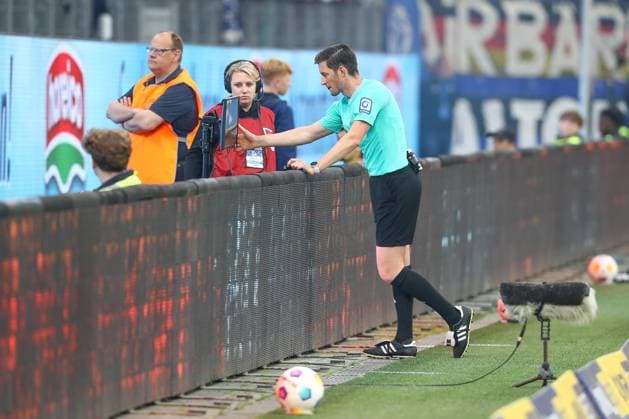 03 05 2024, xtgx, Fußball 2 Bundesliga, Hamburger SV FC St Pauli emspor, v l VAR, Koelner Keller Videobeweis, Schiedsrichter, Schiri, referee Dr Matthias Jöllenbeck DFL DFB REGULATIONS PROHIBIT ANY USE OF PHOTOGRAPHS as IMAGE SEQUENCES and or QUASI VIDEO Hamburg